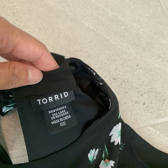 Torrid Tank Black Floral Print Daisy Rose Keyhole Tie Back Neck Sz 00 Lined Top - Picture 2 of 4